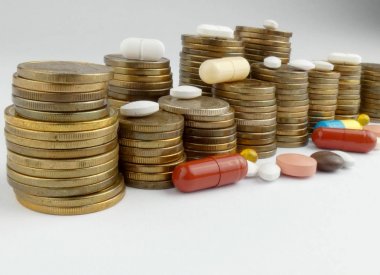 Beyaz arka planda izole edilmiş haplar ve madeni paralar