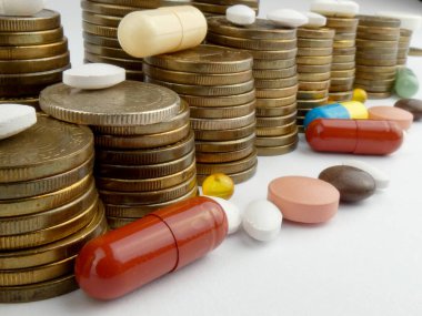 Beyaz arka planda izole edilmiş haplar ve madeni paralar