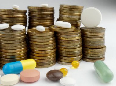 Beyaz arka planda izole edilmiş haplar ve madeni paralar