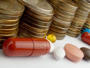 Beyaz arka planda izole edilmiş haplar ve madeni paralar