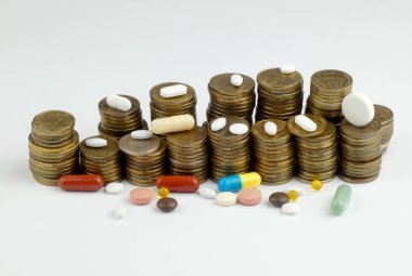 Beyaz arka planda izole edilmiş haplar ve madeni paralar