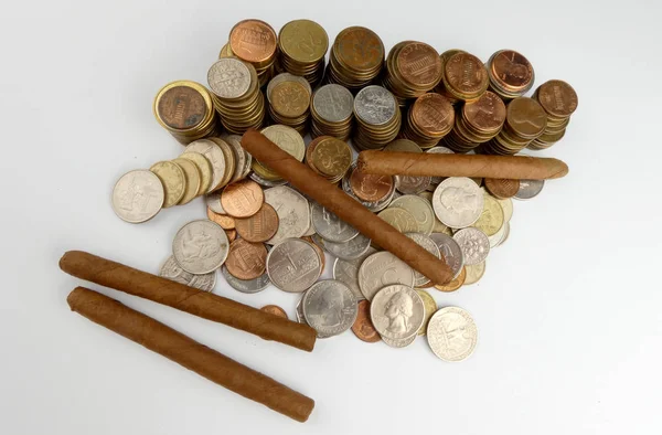 古巴雪茄与硬币隔离在白色背景 — 图库照片