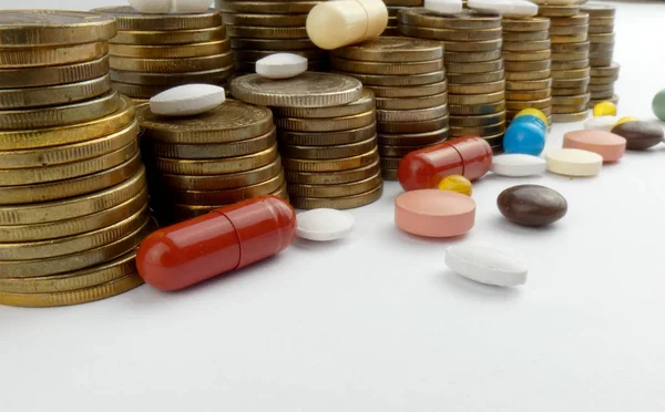 Beyaz arka planda izole edilmiş haplar ve madeni paralar
