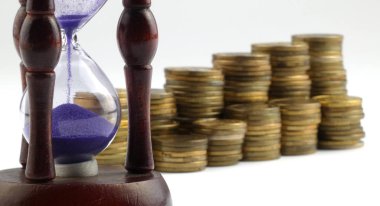 Kum saati ve beyaz arka plan üzerinde izole paralar