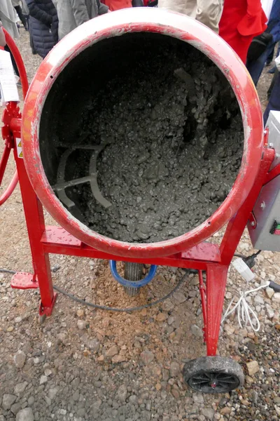 Производство бетона в смесителе на строительной площадке — стоковое фото