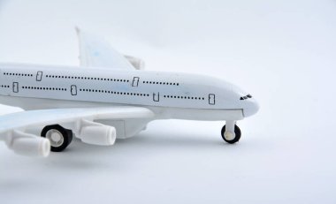 Beyaz arka plan üzerinde izole uçak plastik oyuncak