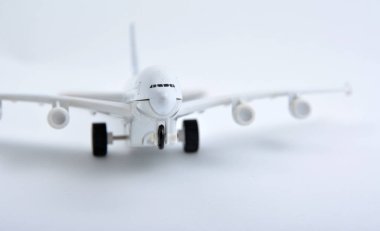 Beyaz arka plan üzerinde izole uçak plastik oyuncak
