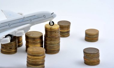 Beyaz arka plan üzerinde izole paralar ile plastik oyuncak uçak