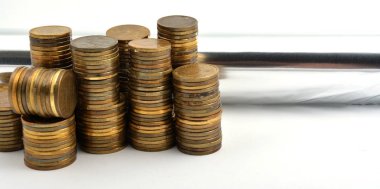 Alüminyum folyo ile beyaz arka plan üzerinde izole paralar