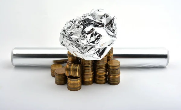 Алюминиевая Фольга Монетами Белом Фоне — стоковое фото