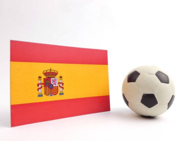 İspanyol bayrağı ile futbol topu isloated beyaz arka plan üzerinde