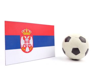 Futbol topu isloated beyaz arka plan üzerinde Sırp bayrağıyla