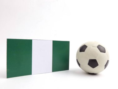 Futbol topu isloated beyaz arka plan üzerinde ile Nijeryalı bayrak