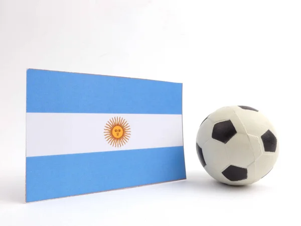 Steagul Argentinian Mingea Fotbal Izloată Fundal Alb — Fotografie, imagine de stoc