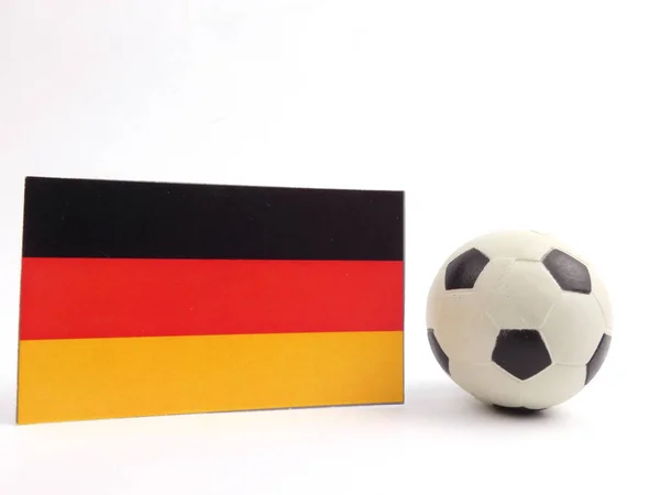 Deutsche Fahne Mit Fußballball Auf Weißem Hintergrund — Stockfoto