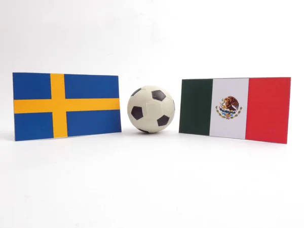 Szwedzki Meksykańskiej Flagi Isloated Piłki Nożnej Białym Tle — Zdjęcie stockowe