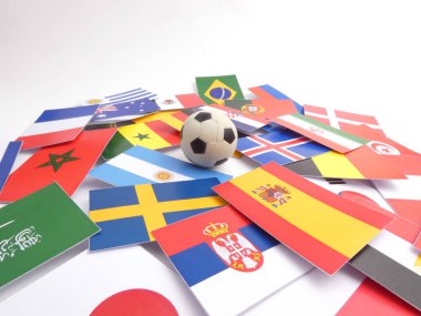 Futbol topu isloated beyaz arka plan üzerinde bayraklarıyla