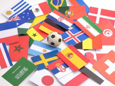 Futbol topu isloated beyaz arka plan üzerinde bayraklarıyla