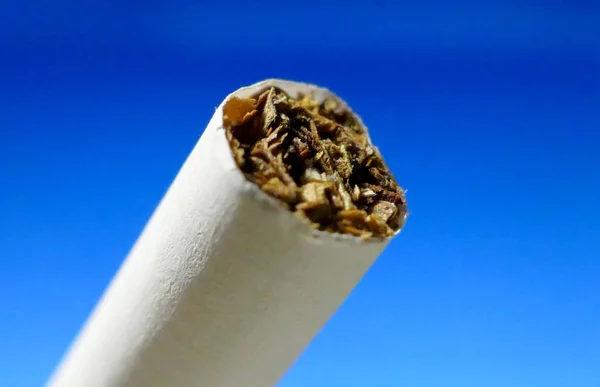 Um tiro macro cigarro no fundo isolado — Fotografia de Stock