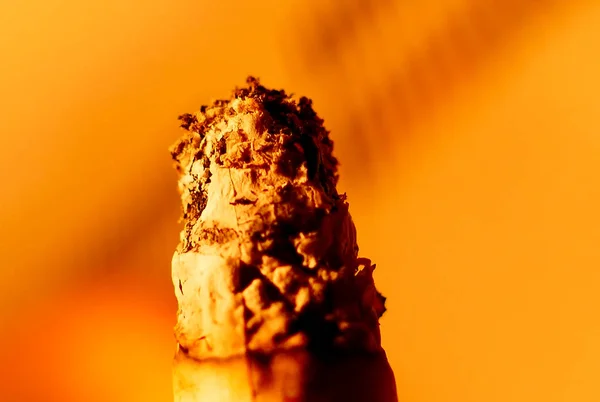 Um tiro macro cigarro burinig em fundo isolado — Fotografia de Stock