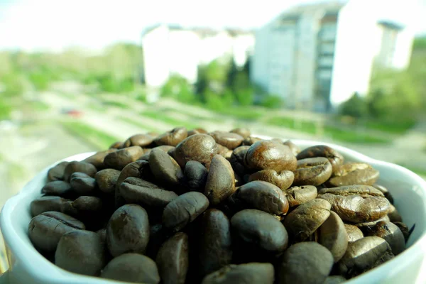 Tasse de café pleine de grains de café — Photo