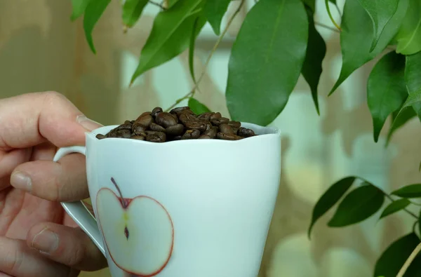 Tasse Kaffee voll mit Kaffeebohnen — Stockfoto