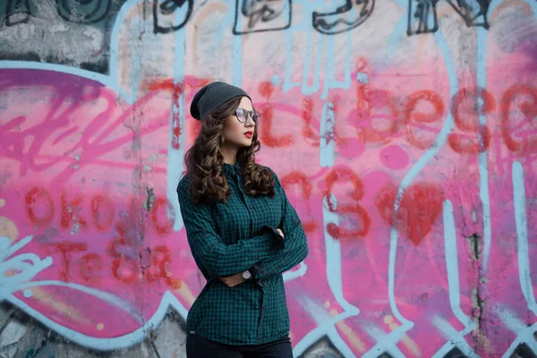 Curly girl with transparent glasses, pink backround — Stock Photo, Image