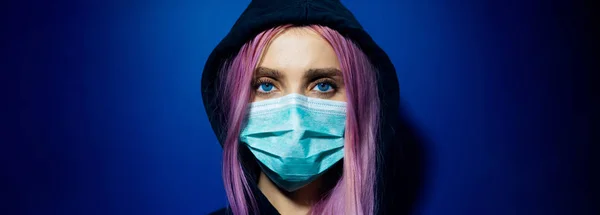Zbliżenie Studio Portret Młodej Dziewczyny Różowymi Włosami Niebieskimi Oczami Medycznej — Zdjęcie stockowe