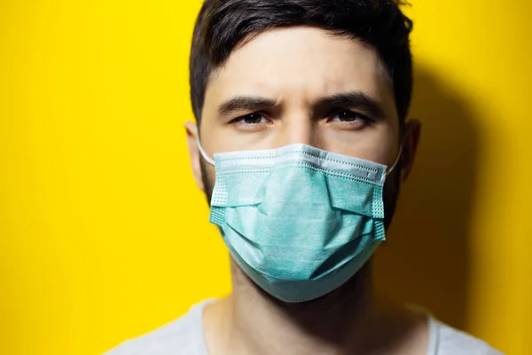 Närbild Studio Porträtt Ung Man Bär Medicinsk Influensa Mask Bakgrund — Stockfoto