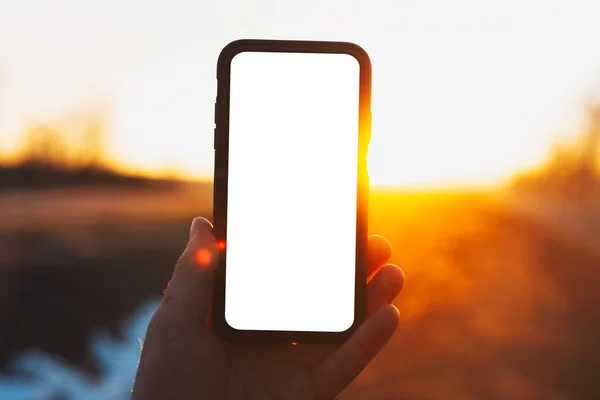 Detailní Záběr Smartphonu Maketou Mužské Ruce Pozadí Východu Slunce — Stock fotografie
