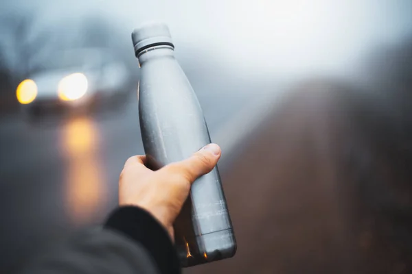 Primer Plano Botella Termo Acero Reutilizable Rociado Con Agua Sobre — Foto de Stock