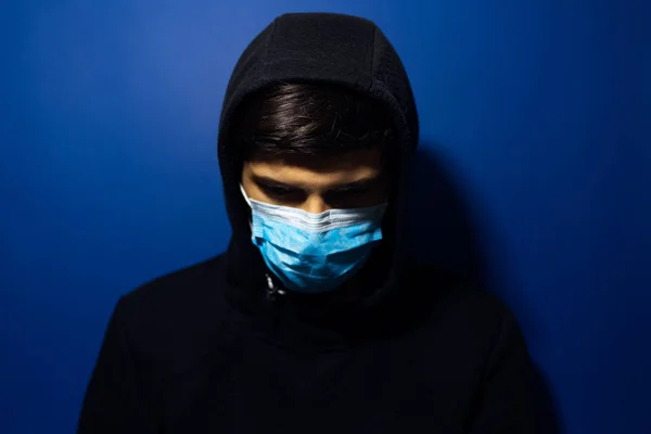 Studioporträt Eines Jungen Mannes Mit Grippe Maske Und Kapuzenpullover Auf — Stockfoto