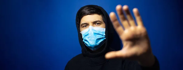 Studio Porträtt Ung Kille Huvtröja Bär Medicinsk Influensamask Visar Stop — Stockfoto