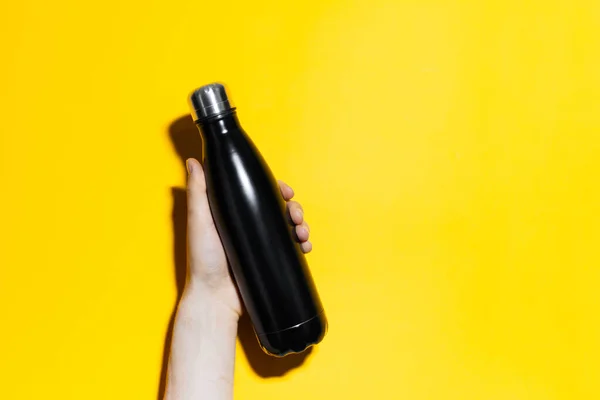Крупним Планом Чоловіча Рука Тримає Багаторазову Сталеву Термальну Пляшку Водою — стокове фото