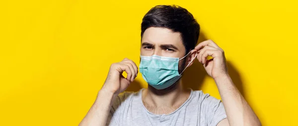 Studio Porträtt Ung Kille Tar Den Medicinska Influensa Mask Bakgrund — Stockfoto