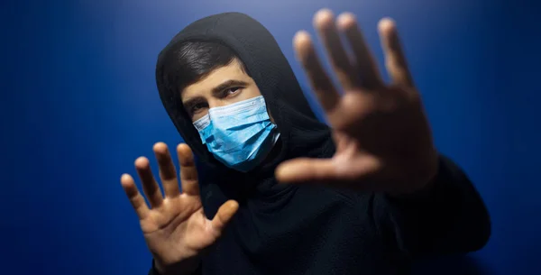 Studioporträt Eines Jungen Mannes Kapuzenpulli Der Eine Grippemaske Trägt Und — Stockfoto
