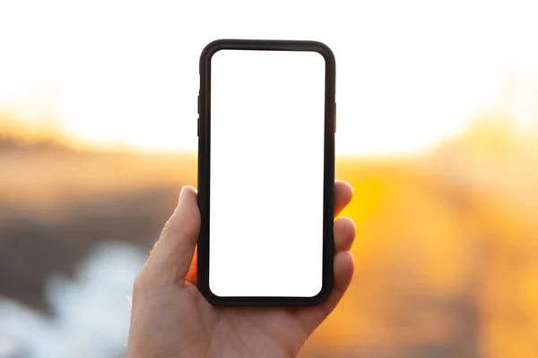 Närbild Manlig Hand Håller Smartphone Med Tom Mockup Bakgrunden Solnedgången — Stockfoto