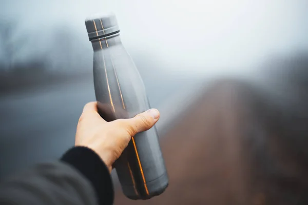 Primer Plano Mano Masculina Sosteniendo Botella Agua Termo Acero Reutilizable — Foto de Stock