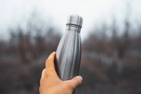 Primer Plano Mano Masculina Sosteniendo Botella Agua Termo Acero Reutilizable — Foto de Stock