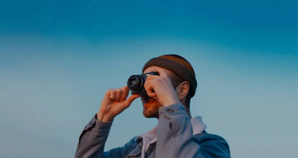 Mavi Yıldızlı Gökyüzünün Arka Planında Dijital Kamerayla Fotoğraf Çeken Genç — Stok fotoğraf