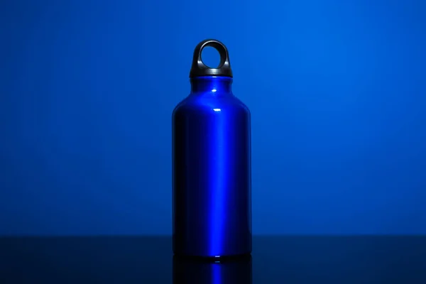 Close Reutilizável Garrafa Água Thermo Eco Alumínio Azul Fantasma Cor — Fotografia de Stock