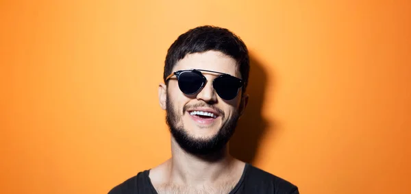 Nahaufnahme Porträt Eines Lachenden Jungen Modernen Mannes Mit Sonnenbrille Auf — Stockfoto