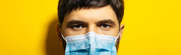 Studioporträt Nahaufnahme Eines Jungen Kranken Mannes Mit Grippemaske Auf Gelbem — Stockfoto