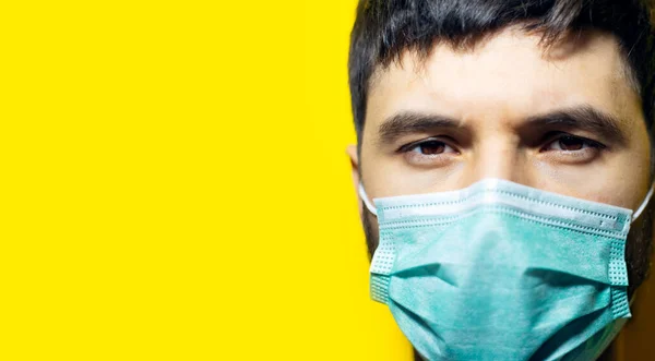 Studio Porträtt Närbild Porträtt Ung Sjuk Man Bär Medicinsk Influensa — Stockfoto
