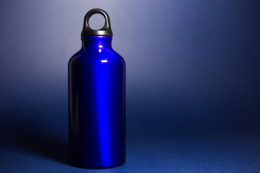 Yeniden kullanılabilir, alüminyum termo su şişesinin yakın plan görüntüsü hayalet mavi renkte izole edilmiş..