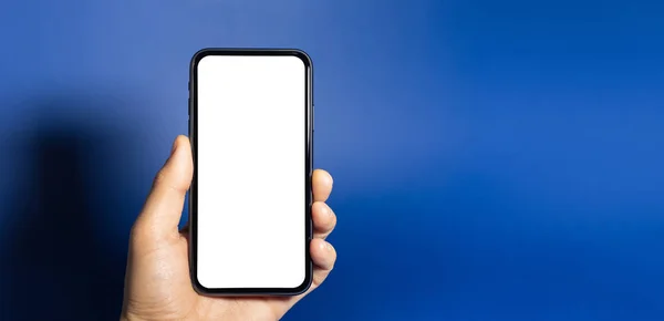 Крупный План Мужчины Держащего Руках Смартфон Белым Макетом Изолированным Фантомно — стоковое фото