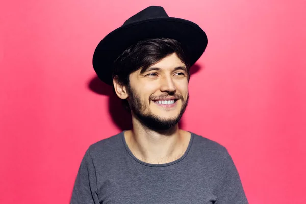 Retrato Jovem Sorrindo Cara Vestindo Chapéu Preto Camisa Cinza Isolado — Fotografia de Stock