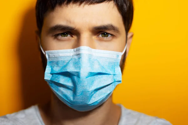 Estúdio Retrato Close Retrato Jovem Doente Vestindo Máscara Gripe Médica — Fotografia de Stock