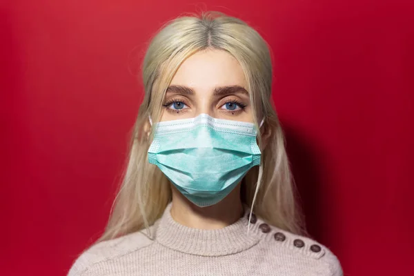 Portré Fiatal Szőke Lány Kék Szemű Visel Influenza Gyógyszer Maszk — Stock Fotó