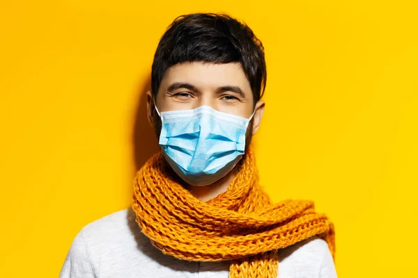 Portret Van Een Lachende Jongeman Met Medisch Griepmasker Oranje Sjaal — Stockfoto